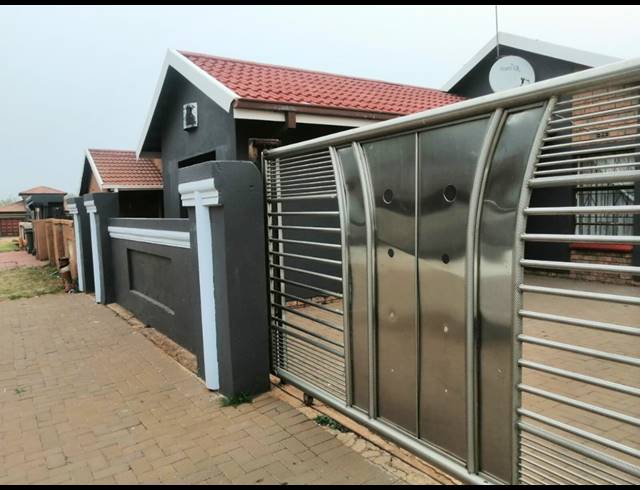 3 BEDROOM HOUSE FOR SALE IN SEBOKENG ZONE 14